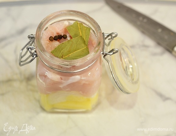 Положите лавровый лист и перец горошком. Поставьте в холодную духовку, включите нагрев до 180°C, готовьте 50 минут. Затем духовку выключите и оставьте банки еще на 15 минут в духовке.