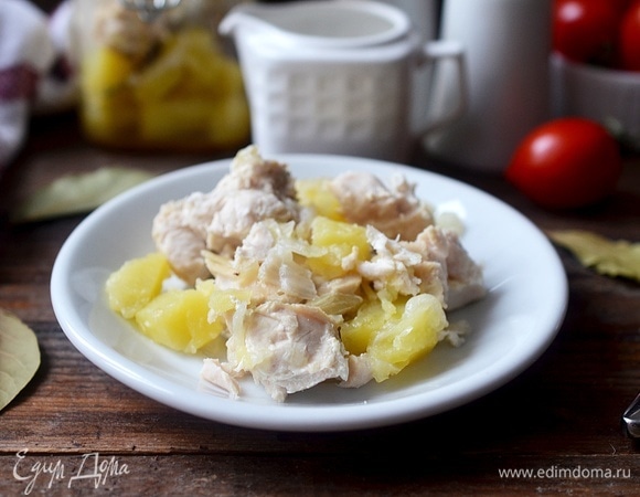 Такое блюдо, поданное с овощами и зеленью, — здоровый и полезный обед или ужин.