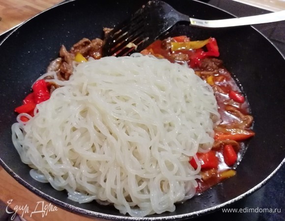 Если вы хотите приготовить это блюдо с лапшой (подойдет рисовая или любая другая китайская лапша), поставьте параллельно ее варить. Откиньте на дуршлаг и чуть промойте холодной водой. Добавьте лапшу в соус и тщательно перемешайте. Блюдо готово.