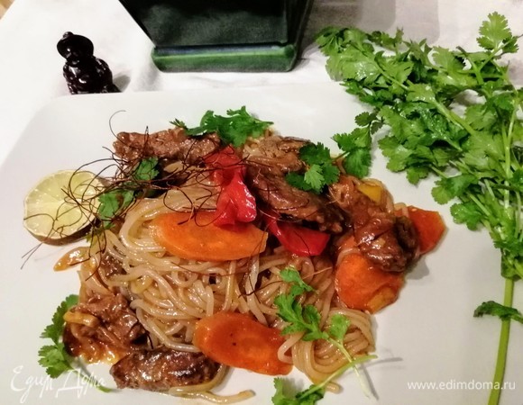 Подавайте с листиками свежей зелени. Я предпочитаю кинзу. Вообще-то я кинзу не люблю, но в азиатских блюдах делаю исключение.