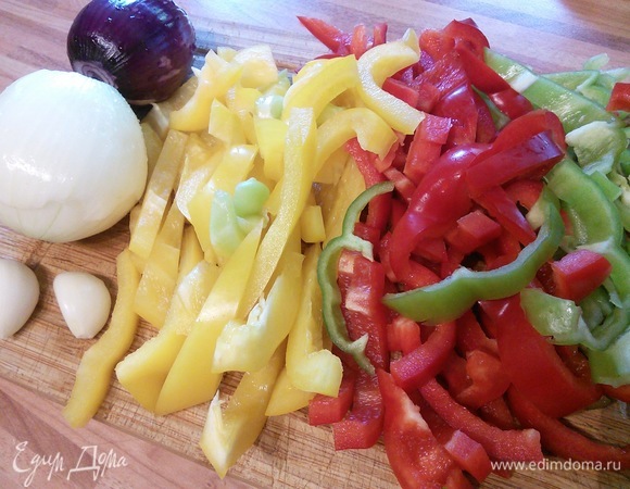 Смешайте ингредиенты для соуса. Нарежьте овощи. Желательно, чтобы они были приблизительно одинакового резмера.