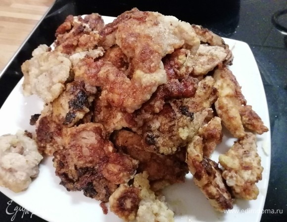 Поставьте вок на средний огонь, дайте ему нагреться и добавьте столько масла, чтобы кусочки мяса были полностью покрыты маслом. Как только масло станет достаточно горячим, обжарьте мясо порциями до золотисто-желтого цвета. Выложите кусочки мяса на тарелку и держите мясо в тепле.