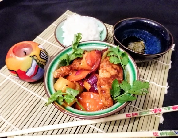 Для варианта с панировочными сухарями и панко смешайте около 60 г панировочных сухарей и 60 г панко в миске.  Сначала обваляйте мясо в муке, затем во взбитом яйце (2 яйца) и, наконец, в крошке. Готовьте в воке с большим количеством масла, затем выложите на бумажное полотенце.