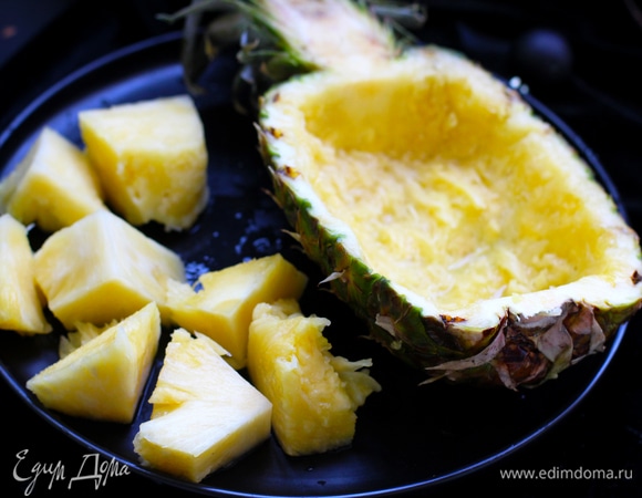 Ананас разрезать вдоль, удалить жесткую середину.