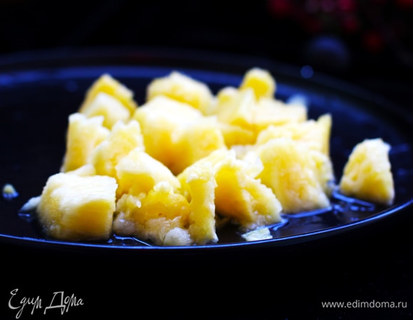 Мякоть нарезать кубиками примерно по размеру кусочков курицы. Ананас кладите по своему вкусу: можно использовать весь, можно половину.