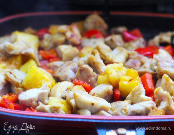 Нагреть в воке растительное масло, ображить кусочки курица (жарить только в 1 слой, не класть сразу все мясо) до румяного цвета корочки, это займет 3–4 минуты. Слить жир. В чистый вок налить растительное и кунжутное масло, обжарить минуту ананас, добавить перцы, обжарить 2 минуты. Влить соусы —соевый, хойсин, а также выдавленный чеснок и сахар. Жарить минуту. Добавить курицу, прогреть минуту.