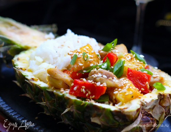 Обычно половинки ананаса хватает на 2 порции. Риса на 1 человека нужно 70–80 г.