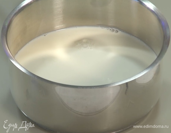 Соединить сливки и молоко, влить в сотейник. Смесь нагреть, но не доводить до кипения. 