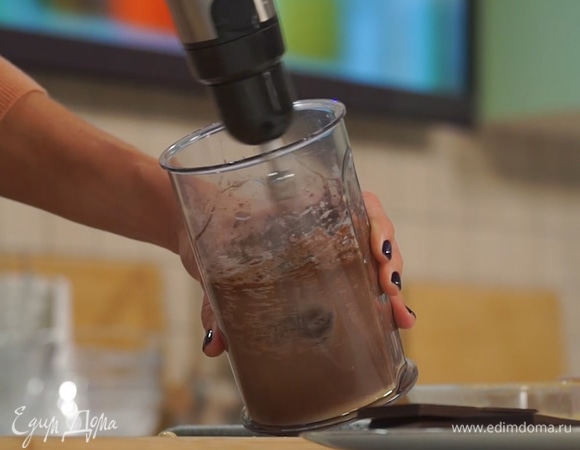 К яйцам добавить какао, сливочное масло и крахмал, взбить смесь. 