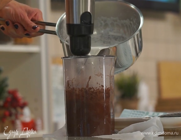 Постепенно влить в чашу ¾ от общего объема молочной смеси, продолжая постоянно взбивать.