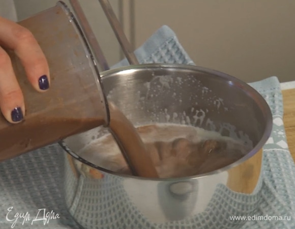 Шоколадную смесь перелить в сотейник к молоку и сливкам. Перемешать, поставить на средний огонь.