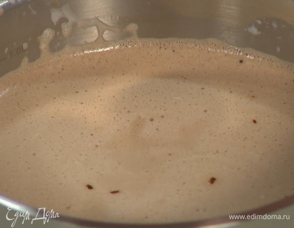 Шоколад измельчить, добавить в сотейник. Постоянно помешивать смесь. Должен получиться густой шоколадный крем.