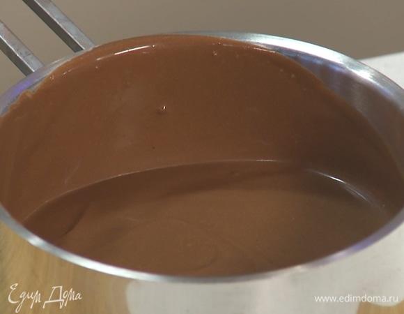 Дать крему немного остыть. Перелить в кондитерский мешок, ненадолго убрать в холодильник.