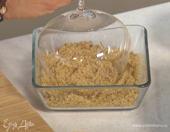 Фундук предварительно измельчить, кромку бокала погрузить в ореховую крошку.