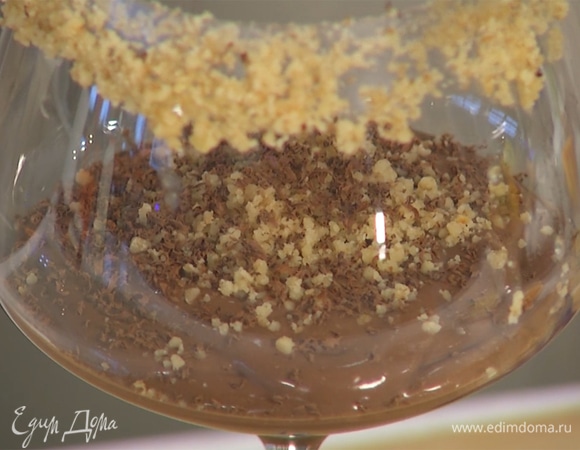 Выдавить крем в бокал, сверху украсить орехами и тертым темным шоколадом.