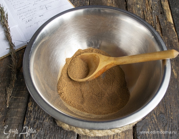 Отмеряем сухой ржаной солод, насыпаем в большую миску.