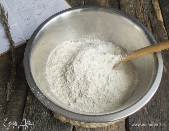 Насыпаем муку, подойдет обычная пшеничная мука высшего сорта или хлебопекарная.