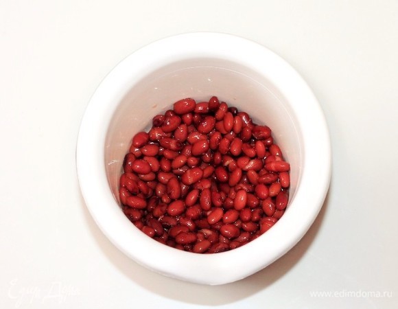 Фасоль промыть, залить водой и оставить на ночь. На следующей день варим фасоль согласно инструкции.