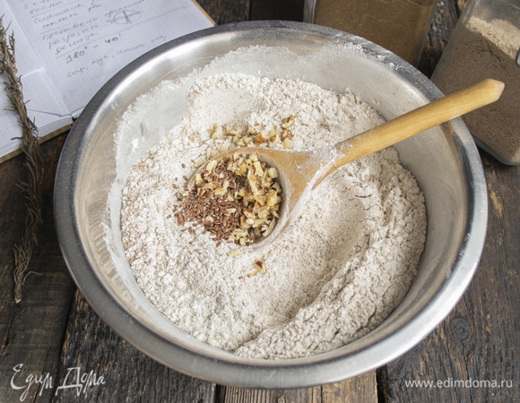 Мелко рубим пекан, его можно заменить грецкими орехами, по вкусу они очень похожи. Добавляем в миску измельченные орехи и семена льна.