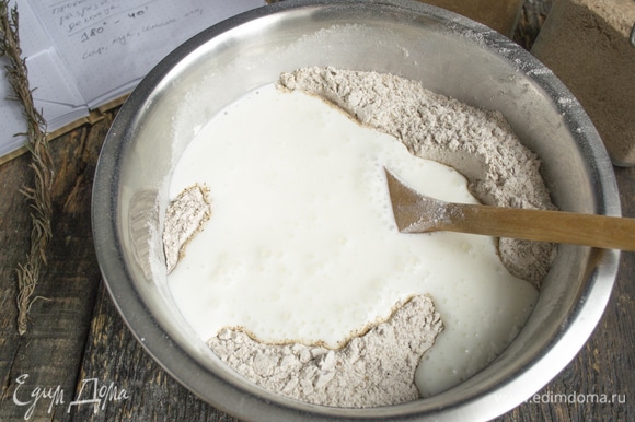 Наливаем кефир, подойдет любой несладкий кисломолочный продукт, в традиционном ирландском рецепте — пахта.