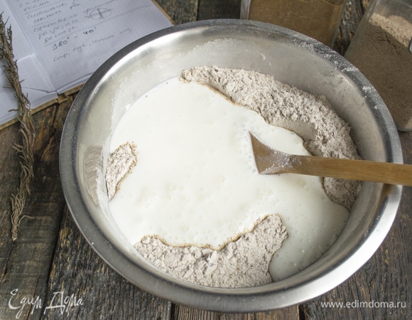 Наливаем кефир, подойдет любой несладкий кисломолочный продукт, в традиционном ирландском рецепте — пахта.