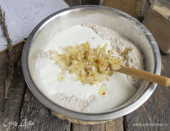 Мелко нарезанный репчатый лук обжариваем до полупрозрачного состояния в оливковом масле, солим, перчим. Остывший лучок добавляем к остальным ингредиентам.