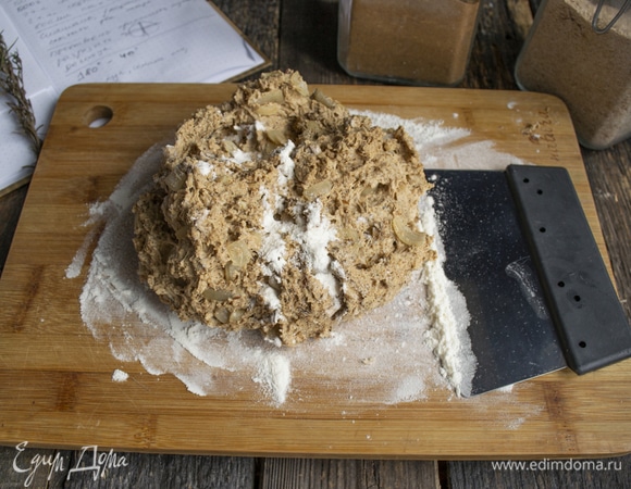 Посыпаем доску мукой, выкладываем тесто, собираем в шар, сверху также посыпаем мукой.