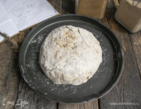 Кладем хлебушек на противень с антипригарным покрытием, маслом смазывать противень не нужно, достаточно слегка припудрить мукой.