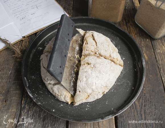 Далее разрезаем буханочку на 4 части, прорезаем до конца, чтобы лучше пропеклась.