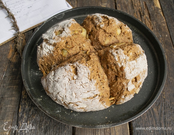 Отправляем хлебушек в нагретую до 180°C духовку на 40–45 минут.