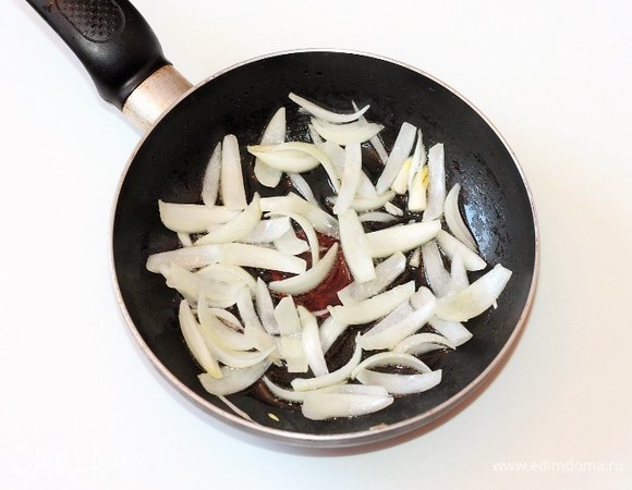 На чесночном масле обжариваем лук до прозрачности.