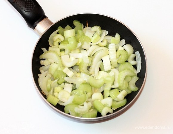 К луку добавляем нарезанные стебли сельдерея. Можно добавить одно очищенное, нарезанное дольками кисло-сладкое яблоко. С яблоком суп будет еще вкусней.