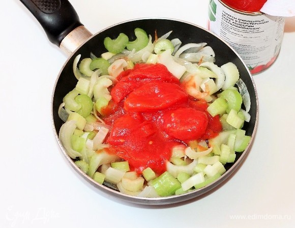 Затем добавляем очищенные томаты в собственном соку и тушим 2–3 минуты под крышкой, не более. Не надо зажаривать яблоко и сельдерей.