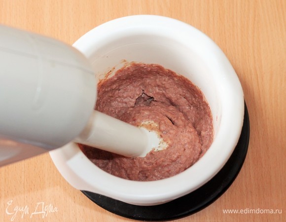 Из кастрюли с приготовленной фасолью слить жидкость, и промыть фасоль под проточной водой. Выложить в чашу блендера и измельчить. Добавить к фасоли готовые овощи и снова измельчить блендером.