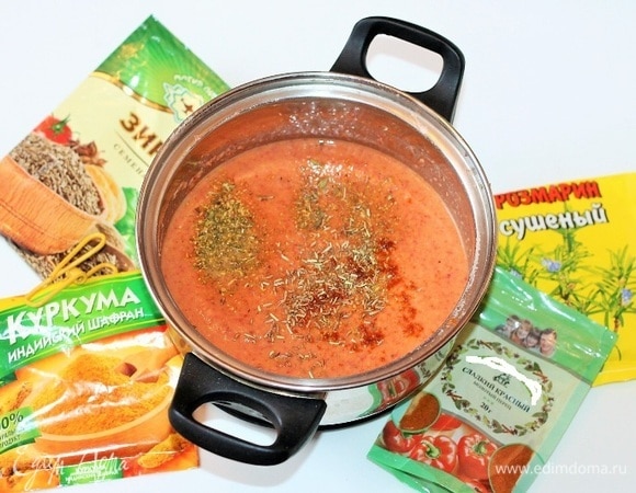 Выложить пюре в кастрюлю. Добавить овощной бульон или воду, приправу по вкусу. Подсолить, добавить щепотку сахара и на маленьком огне, периодически перемешивая, довести суп до кипения.