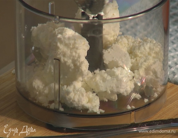 В чашу добавить творог, измельчить блендером до однородного состояния. 