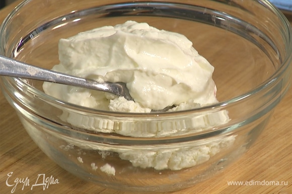 К творогу добавить йогурт и семена из стручка ванили, все перемешать.