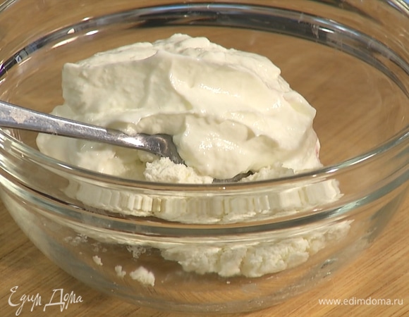 К творогу добавить йогурт и семена из стручка ванили, все перемешать. 