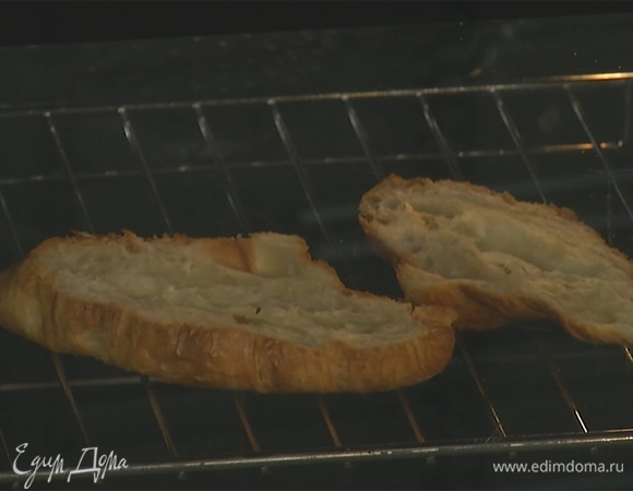 Круассан разрезать вдоль и подсушить в духовке в течение 2–3 минут.