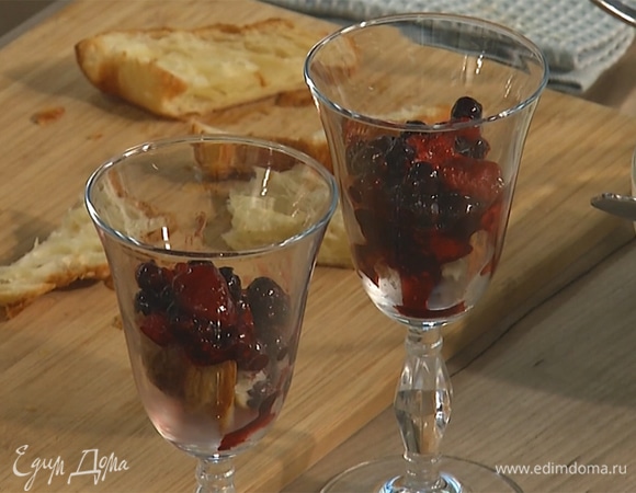 Круассан нарезать на кусочки. Для подачи взять глубокие стаканы, на дно выложить выпечку, сверху — остывший ягодный соус.