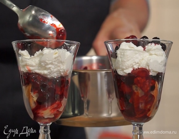 Затем на ягоды добавить творожный крем, сверху выложить оставшиеся ягоды.