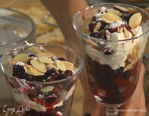 Украсить десерт сахарной пудрой и миндальными лепестками.