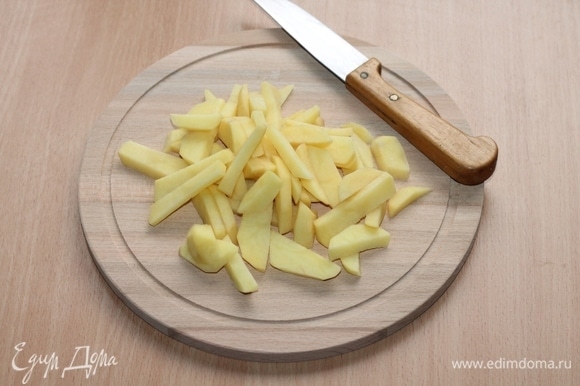 Приготовим овощное соте. Картофель вымыть, очистить, нарезать дольками.