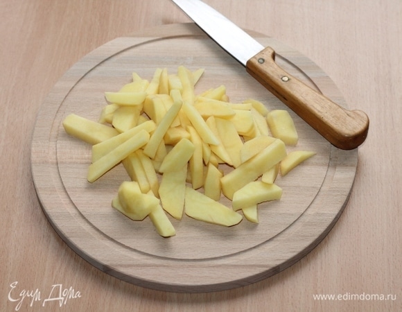Приготовим овощное соте. Картофель вымыть, очистить, нарезать дольками.