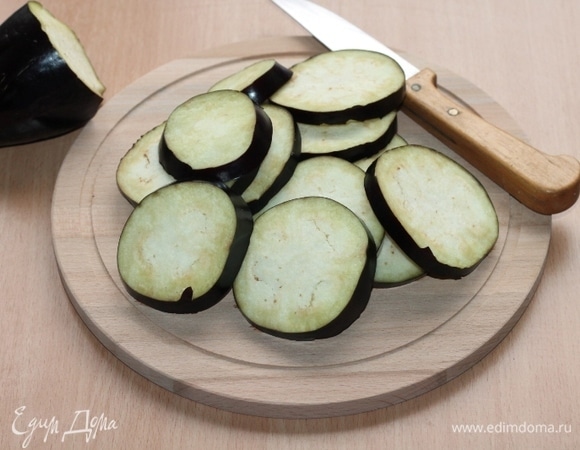 Кабачки и баклажаны промыть и нарезать кружочками толщиной 0,5–0,7 мм.