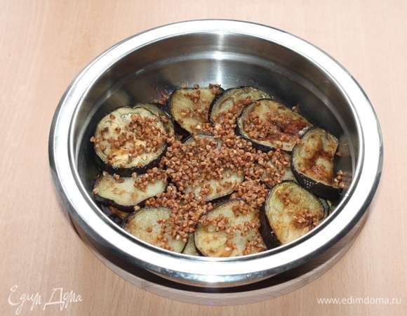 Или в кастрюлю, а может, и в сковороду с толстым дном.