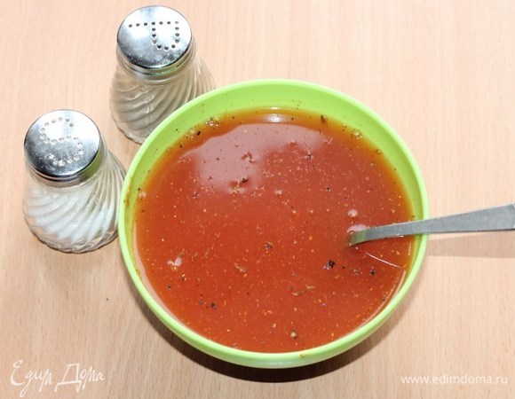 Томатную пасту смешать с теплым бульоном или водой. Добавить приправу, соль и перец.
