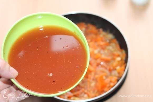 Залить томатным соусом пассерованные овощи: морковь и лук. Перемешать.