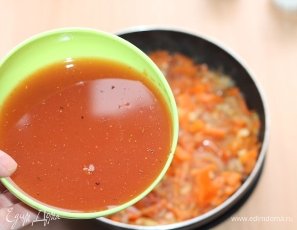 Залить томатным соусом пассерованные овощи: морковь и лук. Перемешать.