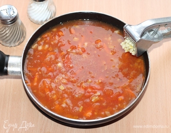 Добавить прессованный чеснок. Приготовленный чесночный соус вылить в сотейник с овощами.